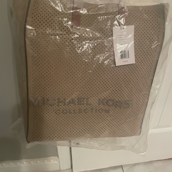 NWT BEAUTIFUL EXCLUSIVE MICHAEL KORS Collection large genuine leather sand tote. - Picture 7 of 9